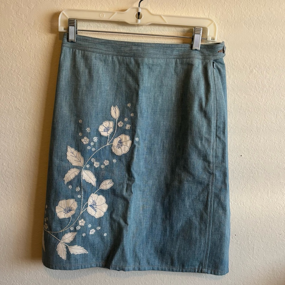 Ann Taylor Knee Length Denim Skirt With Applique White Flowers, Size 4